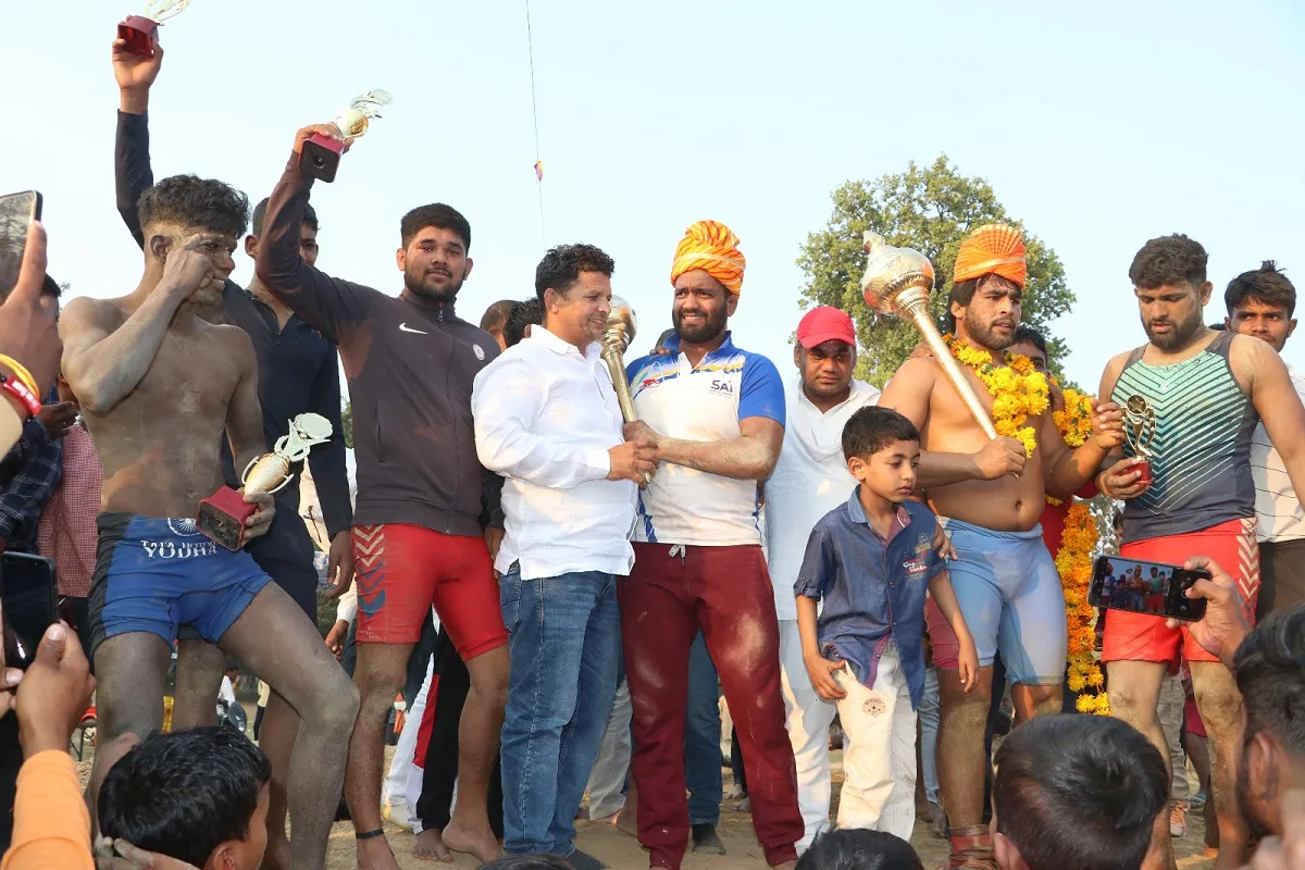 Gorakhpur: गोरखपुर में विराट कुश्ती दंगल प्रतियोगिता, जानें किसने जीता ‘ब्लॉक केसरी’ का खिताब
