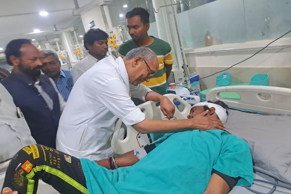 MP News: पूर्व CM और कांग्रेस नेता दिग्विजय सिंह की कार से टकराई मोटरसाइकिल, बाइक सवार अस्पताल में भर्ती