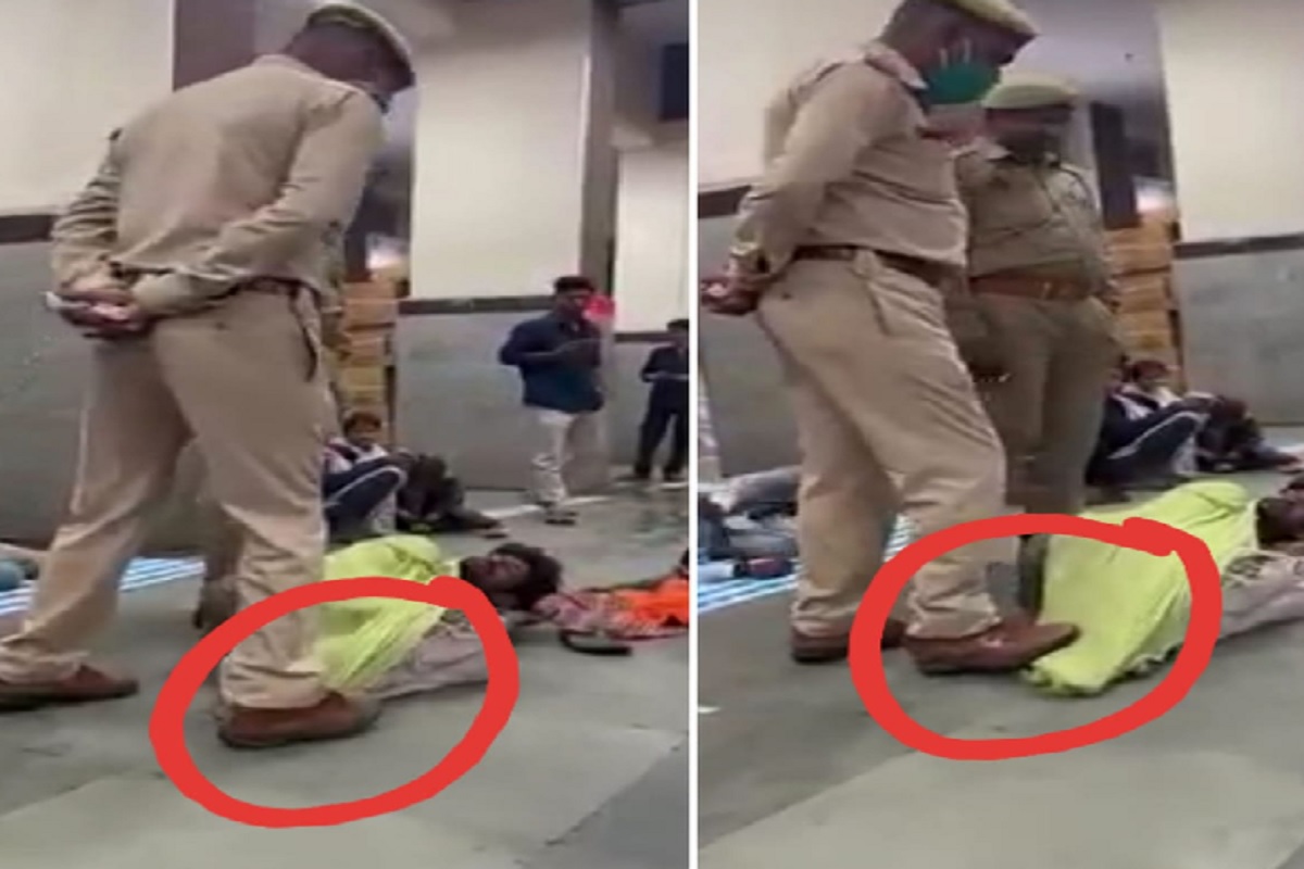 रेलवे स्टेशन पर सो रहे गरीब व्यक्ति पर जीआरपी सिपाहियों ने दिखाई गुंडागर्दी, जूते से मारी कई ठोकरें, दबाया पैर, वायरल हुआ वीडियो