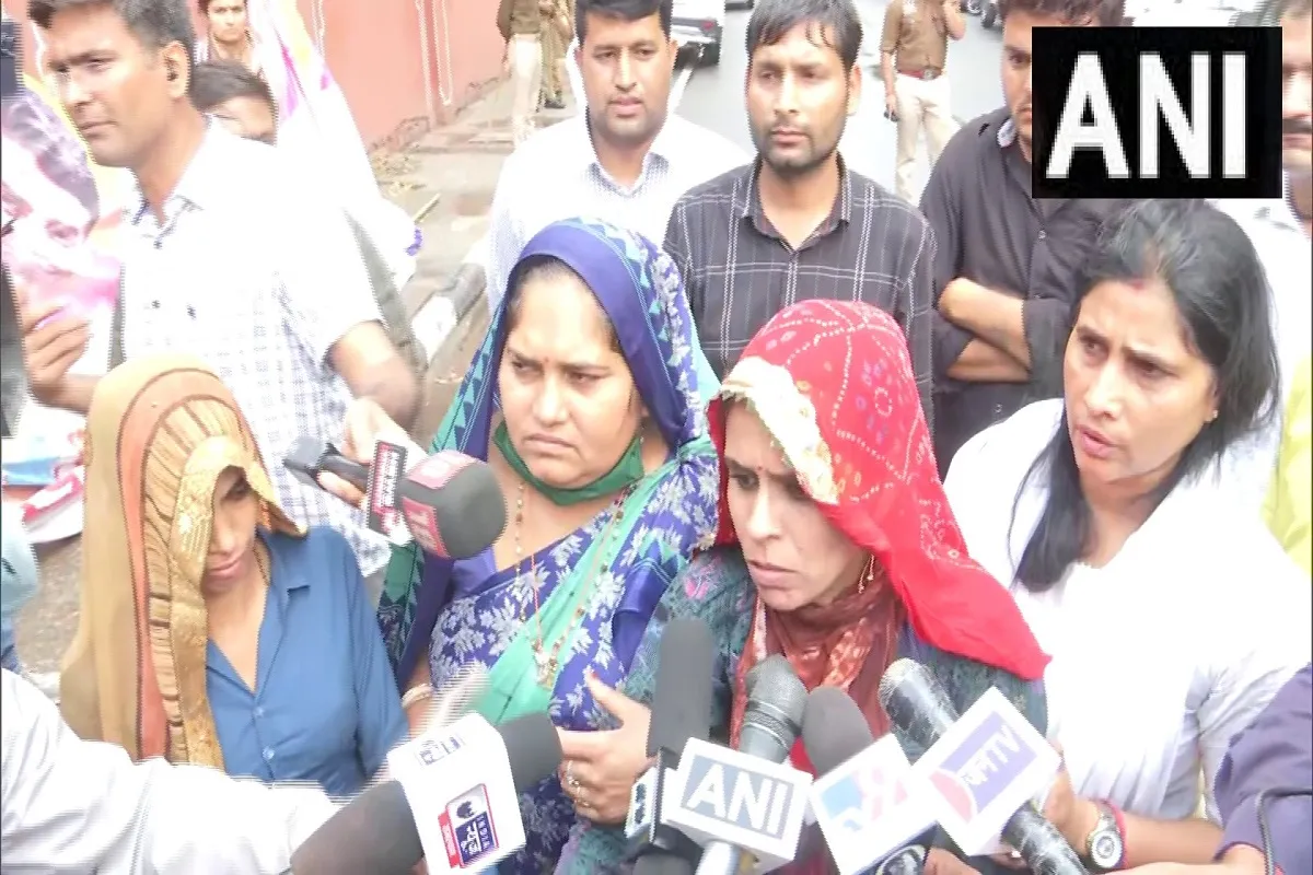 Rajasthan: पुलवामा हमले में शहीद जवानों की वीरांगनाएं सचिन पायलट के घर के बाहर धरने पर बैठीं, की ये मांग