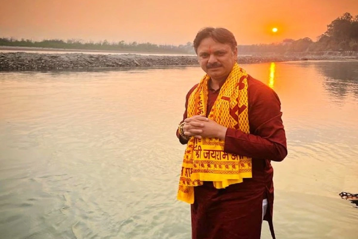 बीजेपी विधायक राजेश्वर सिंह ने ऋषिकेश में किया गंगा स्नान, सभी के लिए की आरोग्य एवं वैभव की कामना