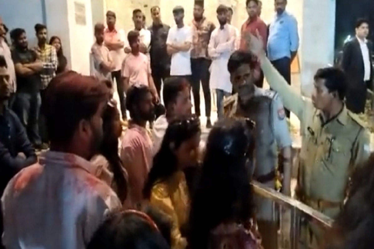 Lucknow: द ग्रैंड जेबीआर होटल में होली पार्टी के दौरान जमकर हुआ बवाल, वीडियो वायरल, महिलाओं से छेड़खानी का भी आरोप
