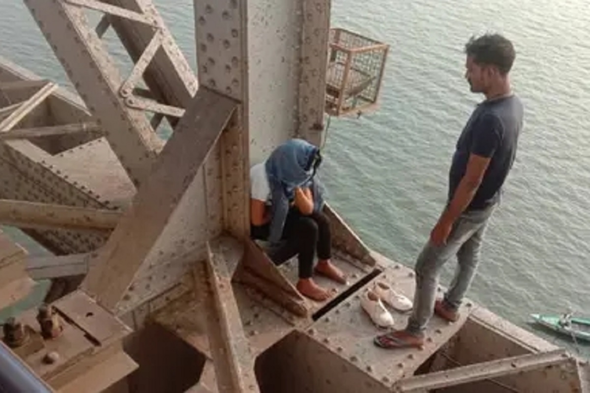 UP News: पिता ने रंग खेलने से किया मना तो गंगा पुल पर पहुंची युवती, युवक ने पकड़ लिया हाथ और फिर…