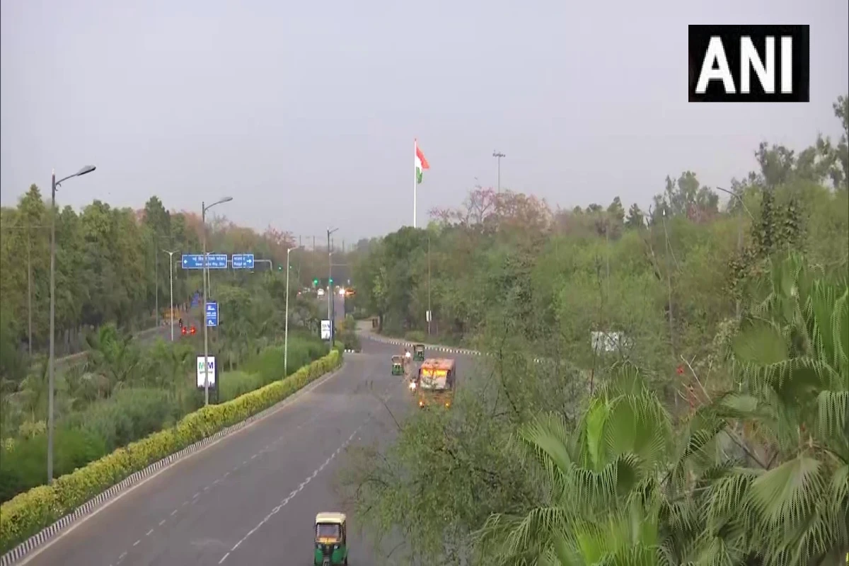 Weather Update: दिल्ली-NCR में बदला मौसम का मिजाज, हल्की बारिश से मौसम हुआ सुहाना, चल रही हैं तेज हवाएं
