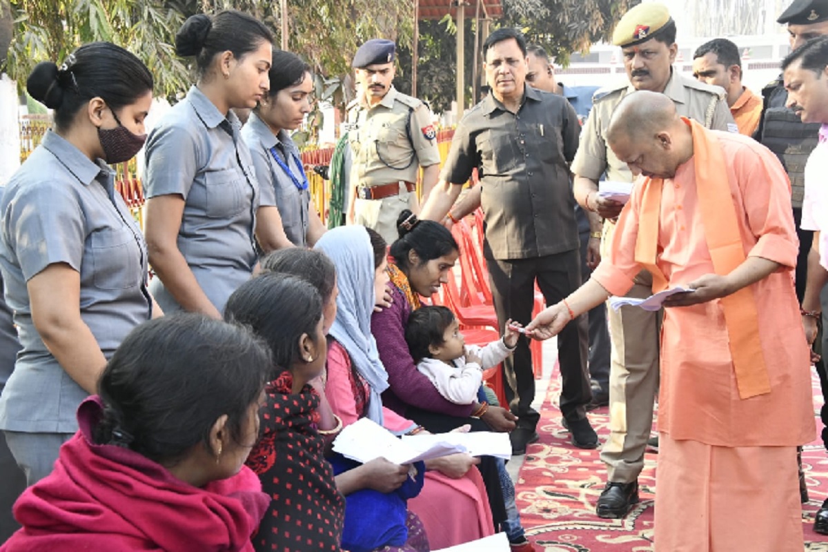Gorakhpur: जनता दरबार में CM योगी ने सुनी महिलाओं की समस्या, भू-माफिया को सबक सिखाने का दिया निर्देश, नन्हे बच्चे को दुलारा