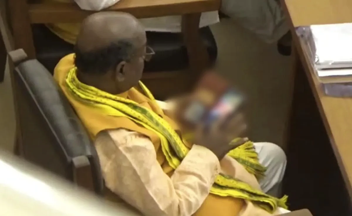 VIRAL VIDEO: विधानसभा में पॉर्न देख रहे थे विधायक महोदय, चुपके से किसी ने बना लिया वीडियो, 12 साल पहले कर्नाटक में भी हुई थी शर्मनाक घटना