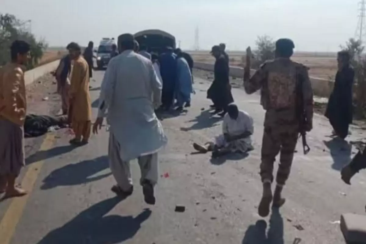 पाकिस्तान में आत्मघाती हमलावर ने पुलिस के एक ट्रक को टक्कर मारी, 10 पुलिसकर्मियों की मौत