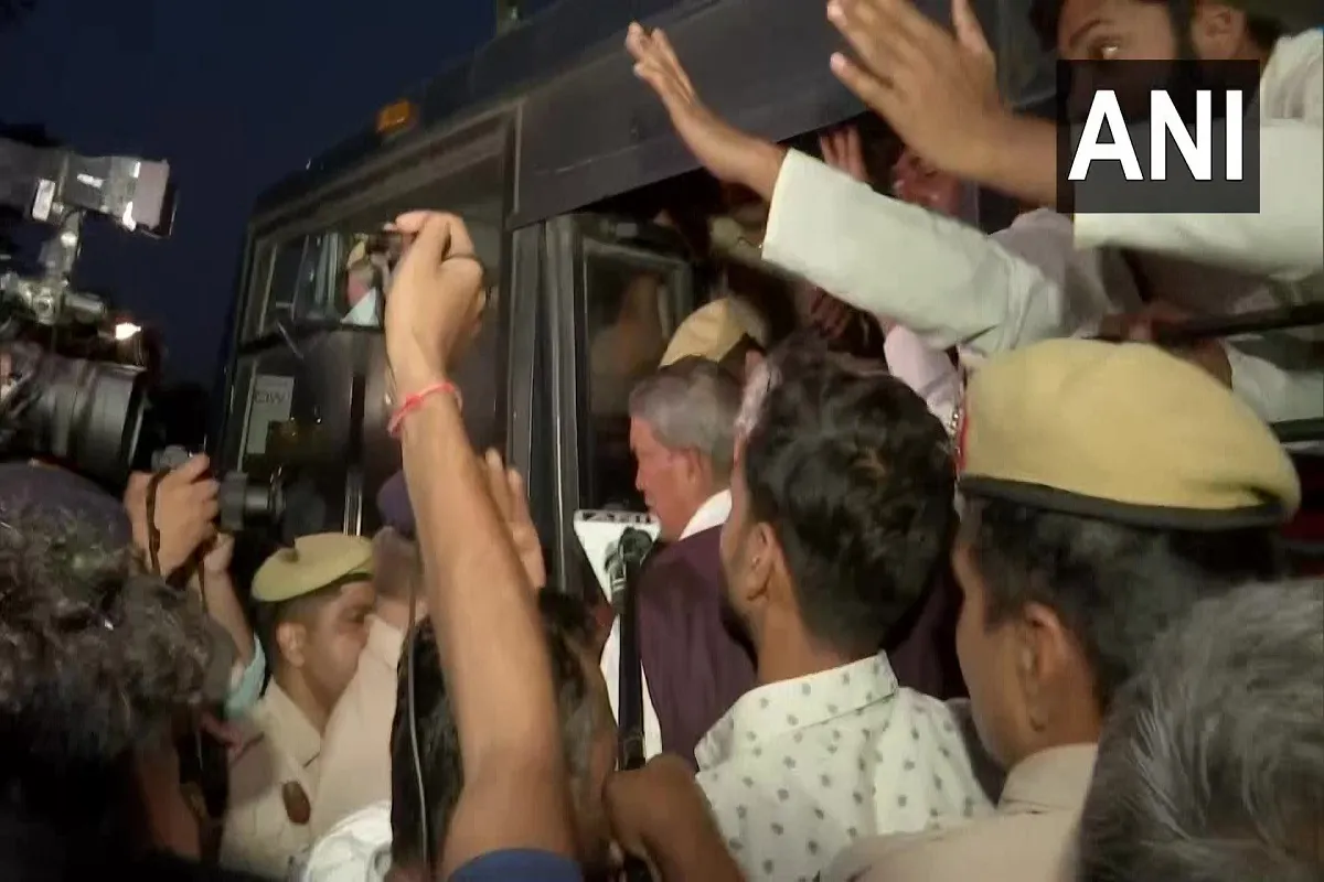 राहुल गांधी की अयोग्यता के खिलाफ कांग्रेस के मशाल मार्च को पुलिस ने रोका, हरीश रावत समेत कई नेताओं को हिरासत में लिया गया