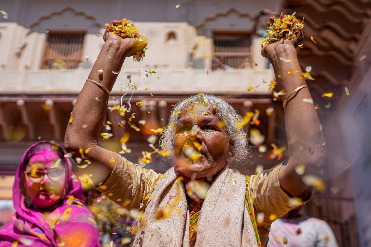 Holi in Vrindavan: वृंदावन में विधवा माताओं ने खेली फूल और अबीर की होली, कभी बेरंग थी इनकी जिंदगी, सुप्रीम कोर्ट ने दिया हक