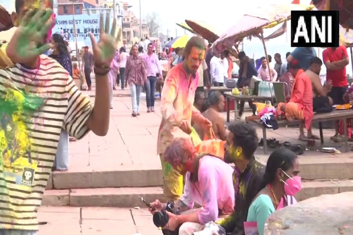 Holi In UP: मथुरा, वृंदावन से लेकर काशी और अयोध्या तक जमकर चल रहा है रंग, भगवान संघ भक्त खेल रहे हैं होली, देखें वीडियो