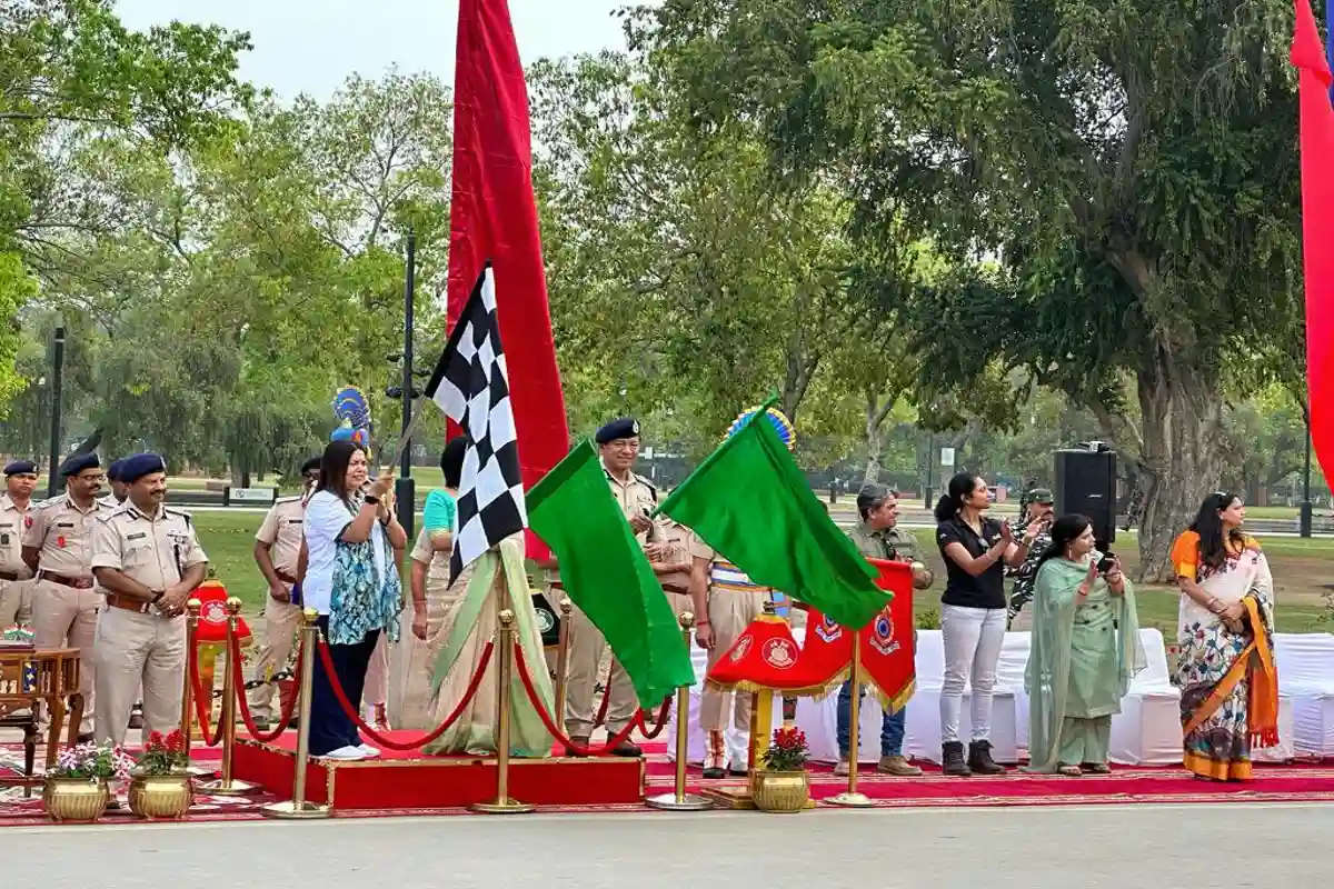 CRPF: नक्सलियों के गढ़ जगदलपुर में गरजेंगी सीआरपीएफ की 75 महिला बाइकर, इंडिया गेट से मीनाक्षी लेखी ने हरी झंडी दिखाकर किया रवाना