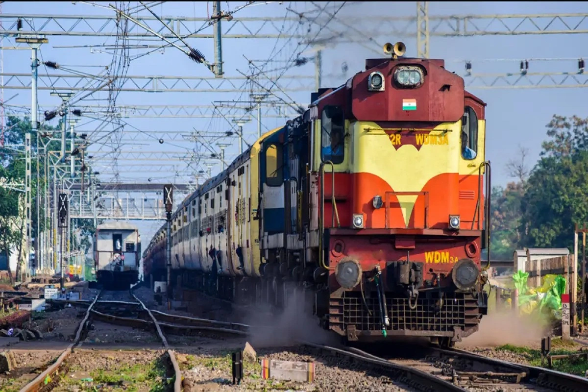 Indian Railways: चलती ट्रेन से मोबाइल या पर्स गिर जाए तो करें यह काम, तुरंत मिलेगा वापस