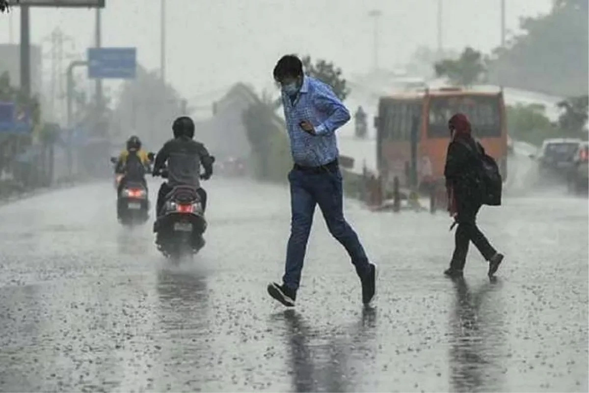 दिल्ली-NCR में झमाझम बादल बरसने से मौसम हुआ सुहावना, IMD ने जारी किया येलो अलर्ट, जानें आज कहां-कहां होगी बारिश ?