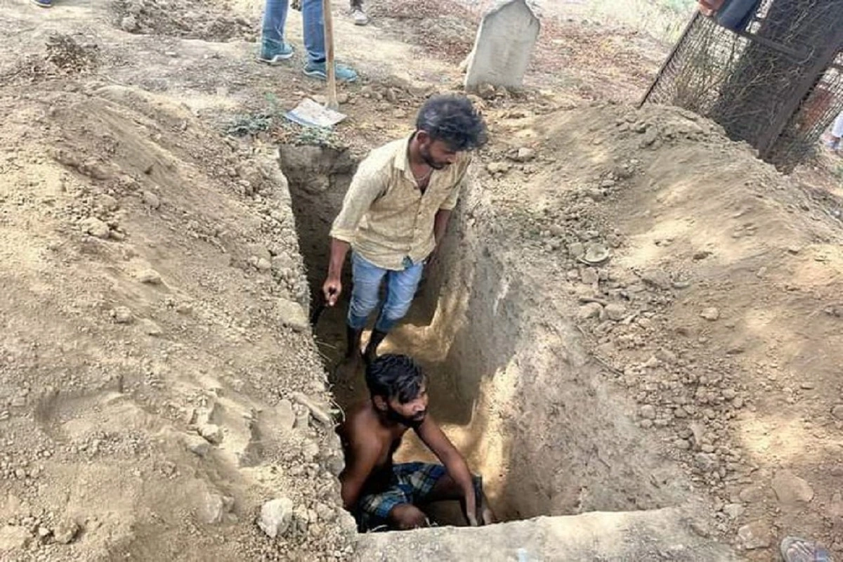 Prayagraj: असद की कब्र तैयार, शव लेने के लिए झांसी नहीं पहुंचा परिवार का कोई सदस्य, अगर नहीं आया कोई तो पुलिस….