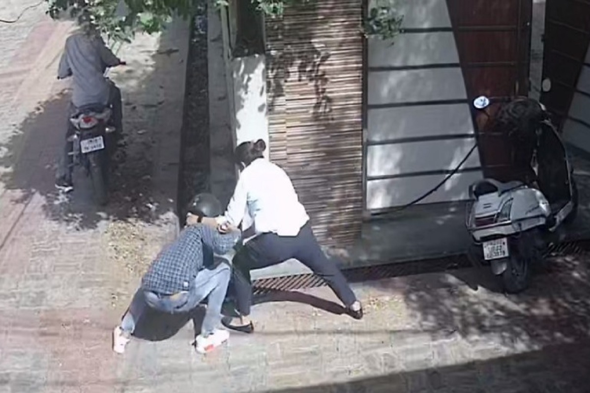 Video Viral: तमंचे के दम पर चेन लूटकर भाग रहे बदमाशों से भिड़ गई महिला, किसी तरह बचकर भागे बदमाश