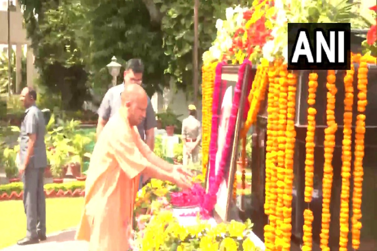 UP News: CM योगी ने पूर्व मुख्यमंत्री हेमवती नंदन बहुगुणा की जयंती पर दी श्रद्धांजलि, बोले- “प्रदेश व देश हमेशा रखेगा याद”