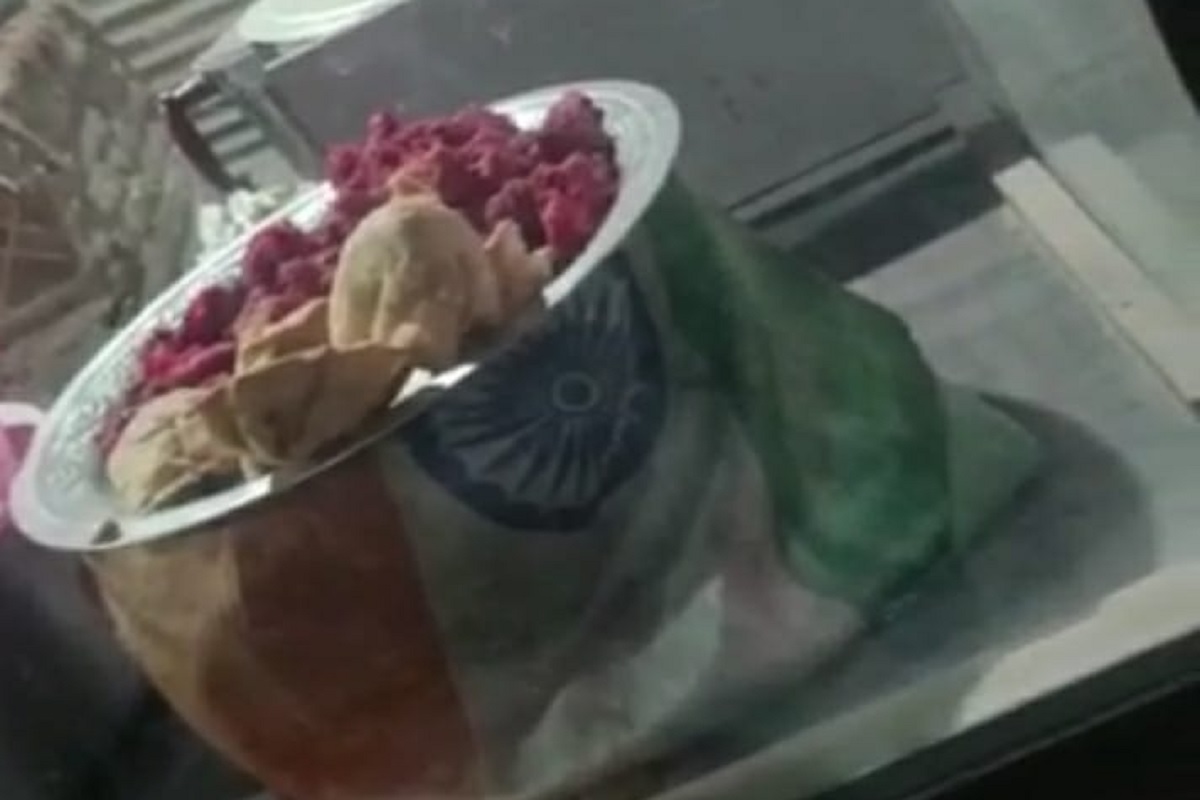 UP News: यूपी में रेस्टोरेंट संचालक पर तिरंगे के अपमान का आरोप, पुलिस ने दर्ज किया केस