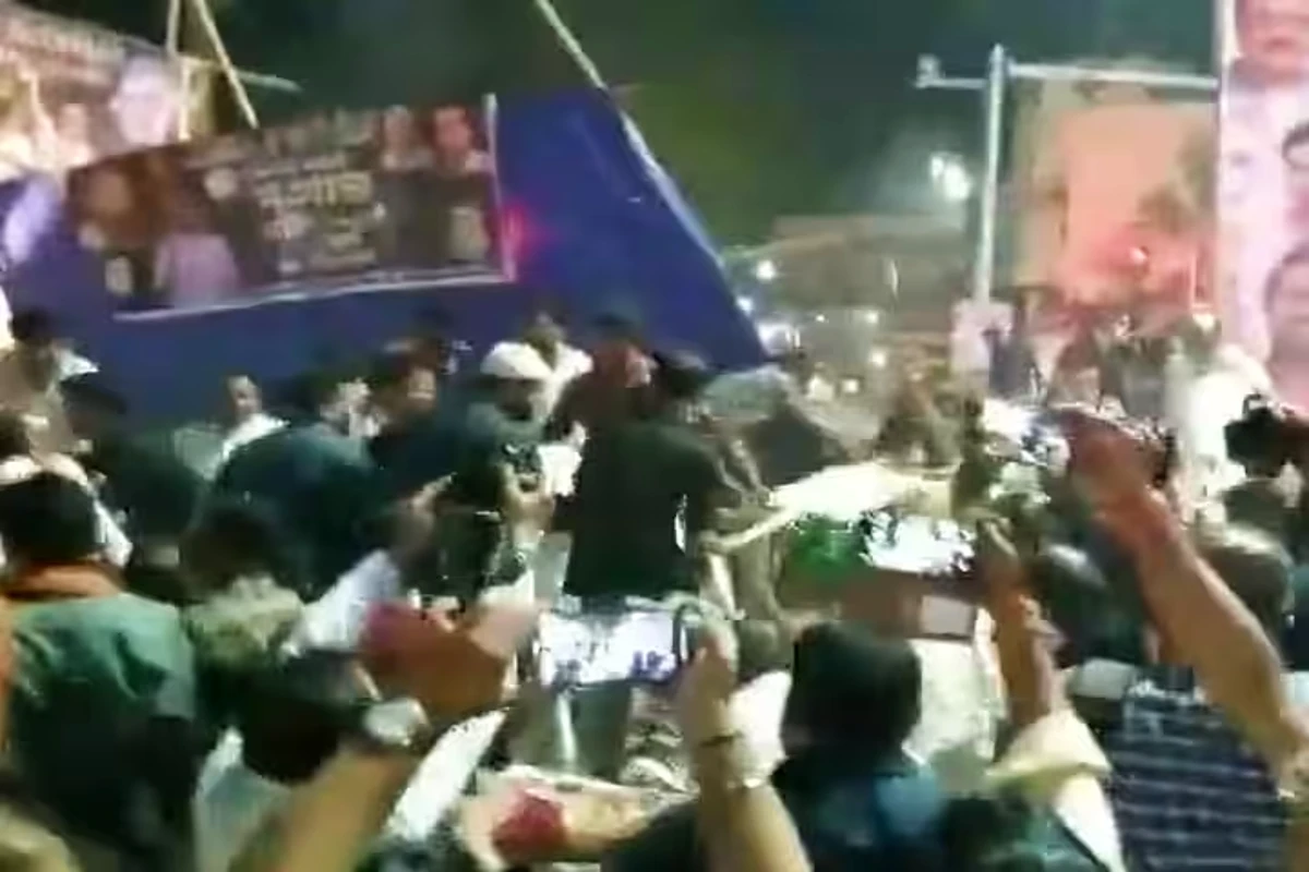 VIDEO: सदस्यता रद्द होने के विरोध में कांग्रेसियों ने निकाली थी मशाल रैली, ‘राहुल गांधी जिंदाबाद’ के नारे के साथ ही भरभरा कर गिरा मंच, कई घायल