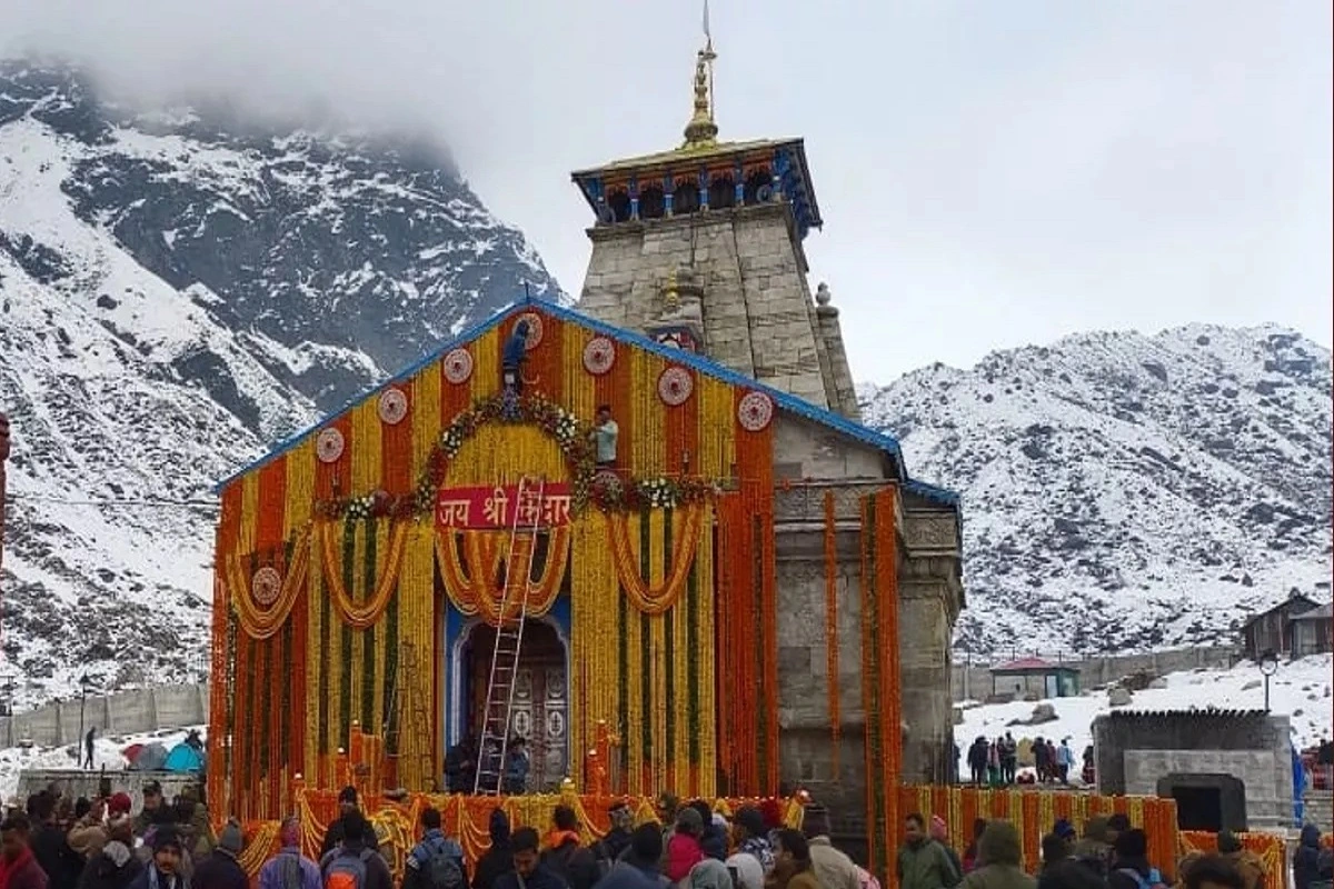 VIDEO: केदारनाथ धाम के खुले कपाट, भारी बर्फबारी के बीच दर्शन के लिए भक्तों की उमड़ी भीड़, 20 क्विंटल फूलों से सजाया गया है मंदिर,  देखें वीडियो