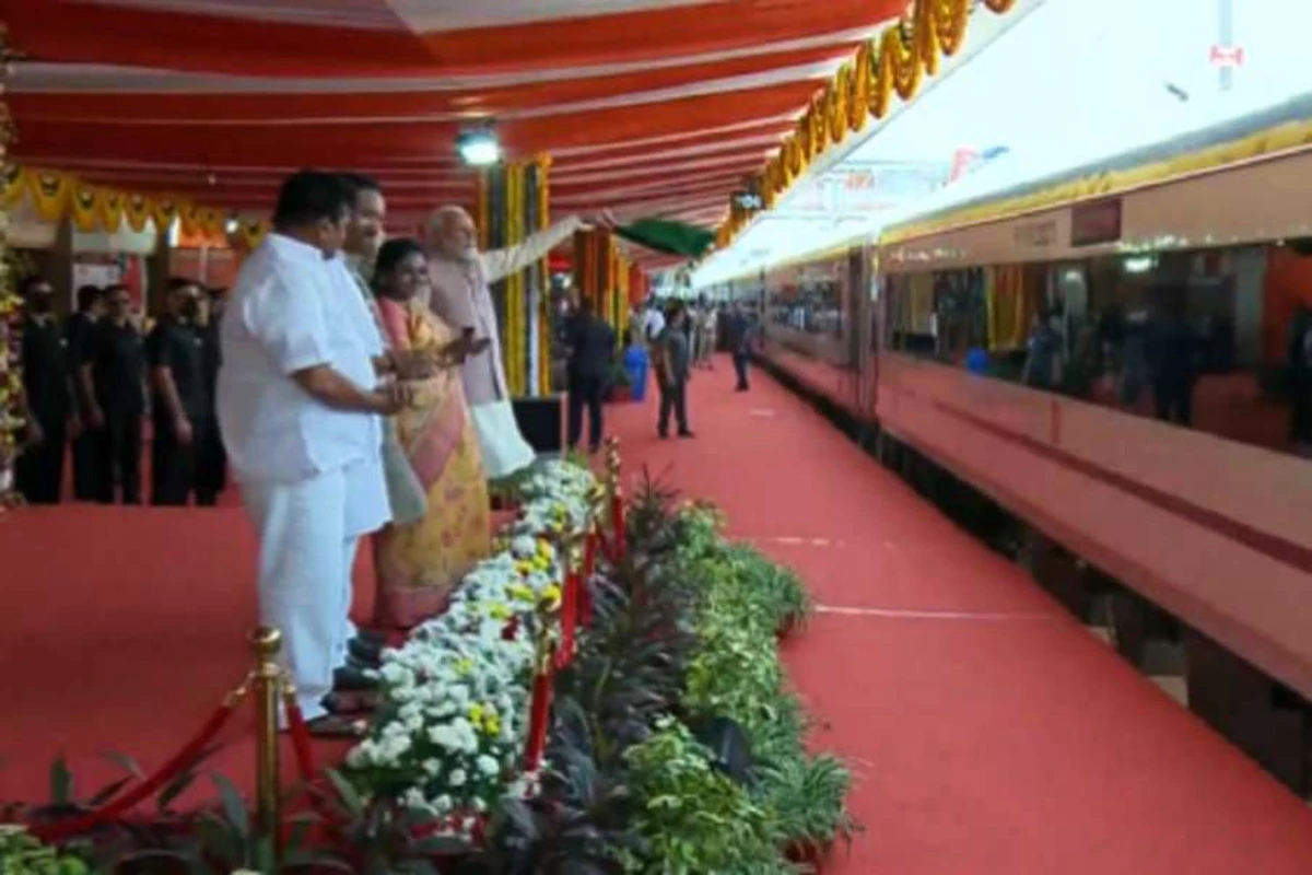 PM Modi Hyderabad Visit: पीएम मोदी ने हैदराबाद में सिकंदराबाद-तिरुपति वंदे भारत एक्सप्रेस ट्रेन को दिखाई हरी झंडी, कई योजनाओं की दी सौगात