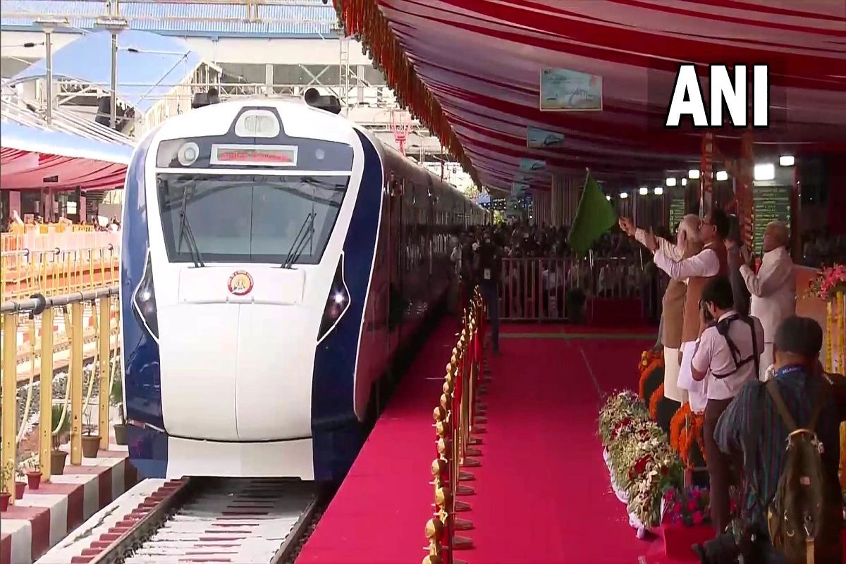 मध्य प्रदेश को मिली पहली वंदे भारत एक्सप्रेस, पीएम मोदी ने दिखाई हरी झंडी, जानें कहां से कहां तक चलेगी ट्रेन, कितना होगा किराया