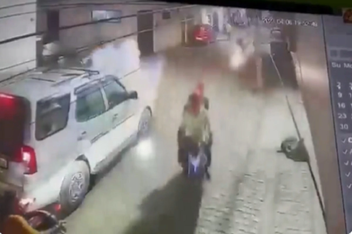 UP: बीजेपी नेत्री के बेटे पर जानलेवा हमला, बदमाशों ने कार पर फेंके बम, Video Viral