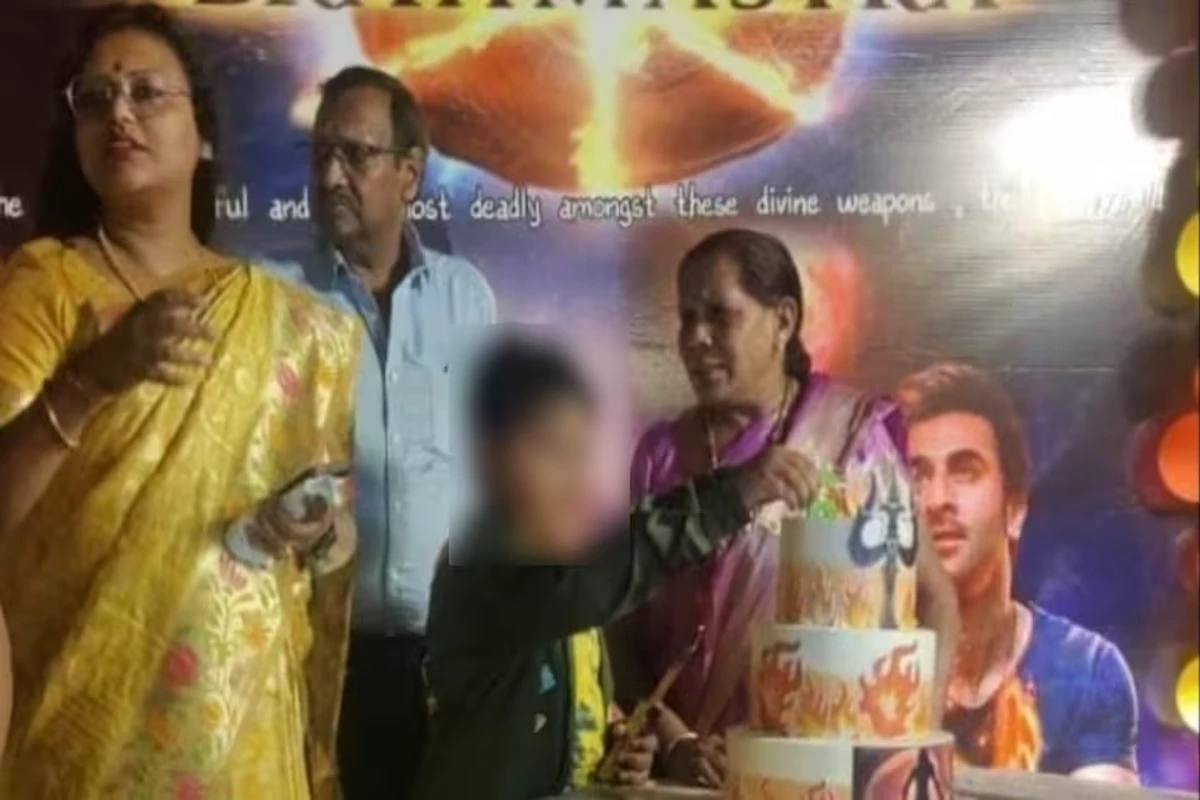 UP News: फिर विवादों में फंसी DM नेहा जैन, बेटे के बर्थडे केक पर थी भगवान की तस्वीर, हिंदू संगठनों ने किया विरोध प्रदर्शन