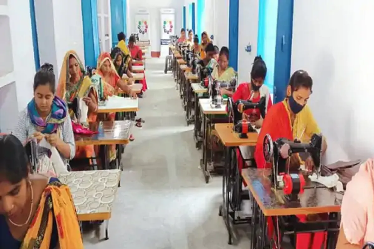 सेवापुरी मे काशी की महिलाओं को स्वावलंबी बना रहा अडानी फाउंडेशन, स्किल डेवलपमेंट सेंटर के प्रोग्राम में 300 गृहणियों ने लिया एडमिशन