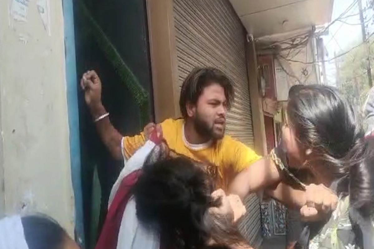 VIDEO Viral: प्रेमिका के साथ इश्क फरमा रहे युवक को पत्नी ने रंगे हाथ पकड़ा, बीच सड़क जमकर की धुनाई