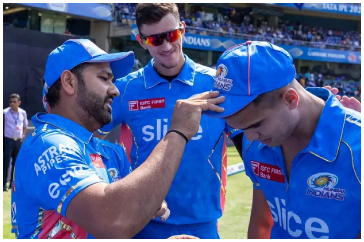 VIDEO: 3 साल बाद मिला IPL डेब्यू का मौका, रोहित शर्मा ने पहनाया Arjun Tendulkar को डेब्यू कैप