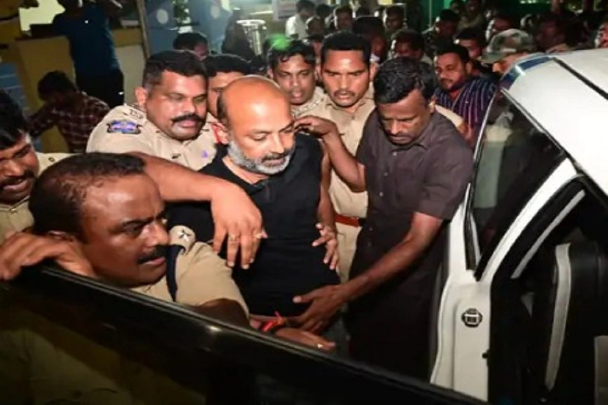 पेपर लीक केस में तेलंगाना बीजेपी अध्यक्ष गिरफ्तार, आधी रात को घर से उठाकर ले गई पुलिस
