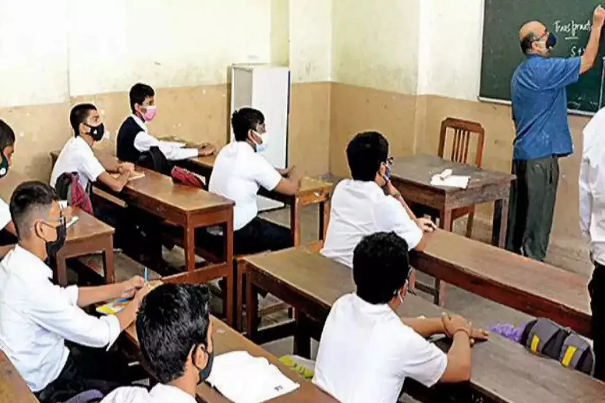 Noida: 90 प्राइवेट स्कूलों पर DM ने लगाया 1-1 लाख रु का जुर्माना, कोरोना काल में वसूली थी मनमानी फीस