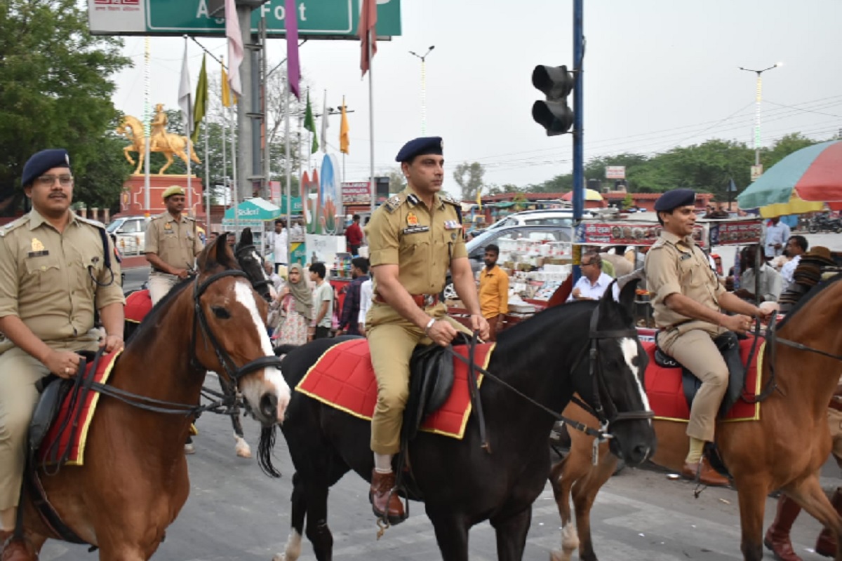 UP News: जब आगरा में काले घोड़ों पर सवार होकर निकले पुलिस कमिश्नर और अन्य अधिकारी, तो चौंक गए लोग, खींचने लगे फोटो