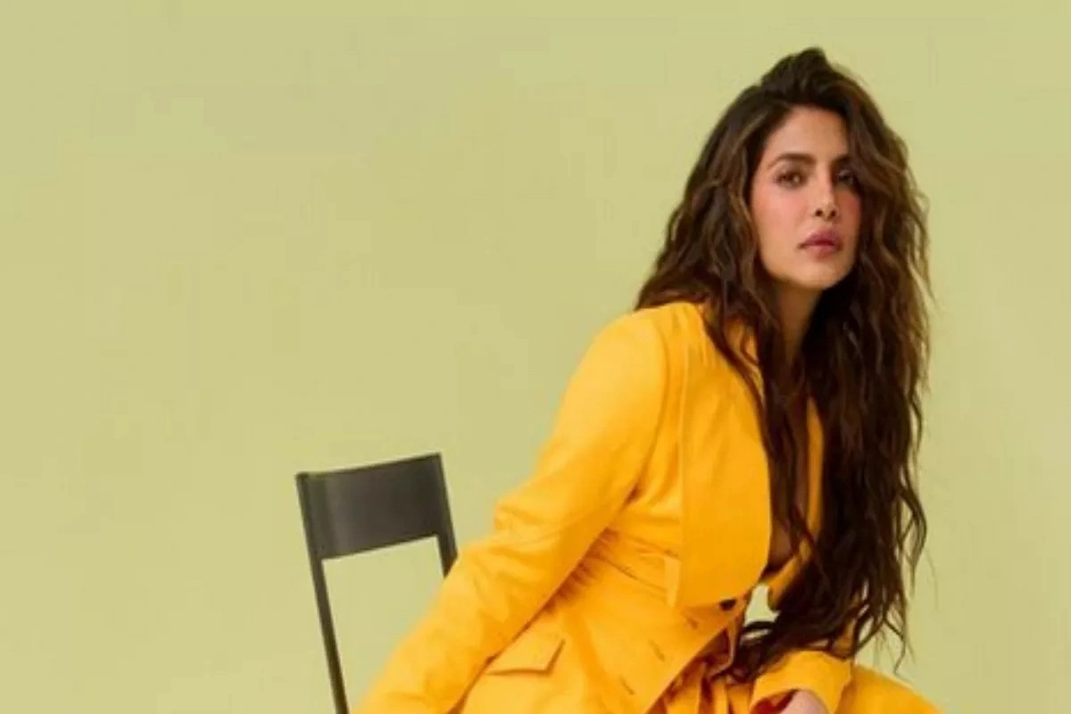 Priyanka Chopra ने पहना ऐसा आउटफिट, सिर्फ एक बटन पर टिका कोट पहन किया बोल्ड फोटोशूट, देखें तस्वारें