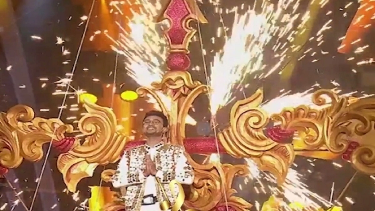 Indian Idol 13 Winner: अयोध्या के ऋषि सिंह को मिली ‘इंडियन आइडल 13’ की ट्रॉफी, 25 लाख का चेक