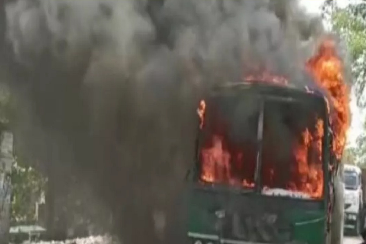UP News: वाराणसी से गोरखपुर जा रही AC जनरथ बस में लगी भीषण आग, समय रहते बचाई गई 42 यात्रियों की जान, 12 लोगों का सामान जलकर हुआ राख