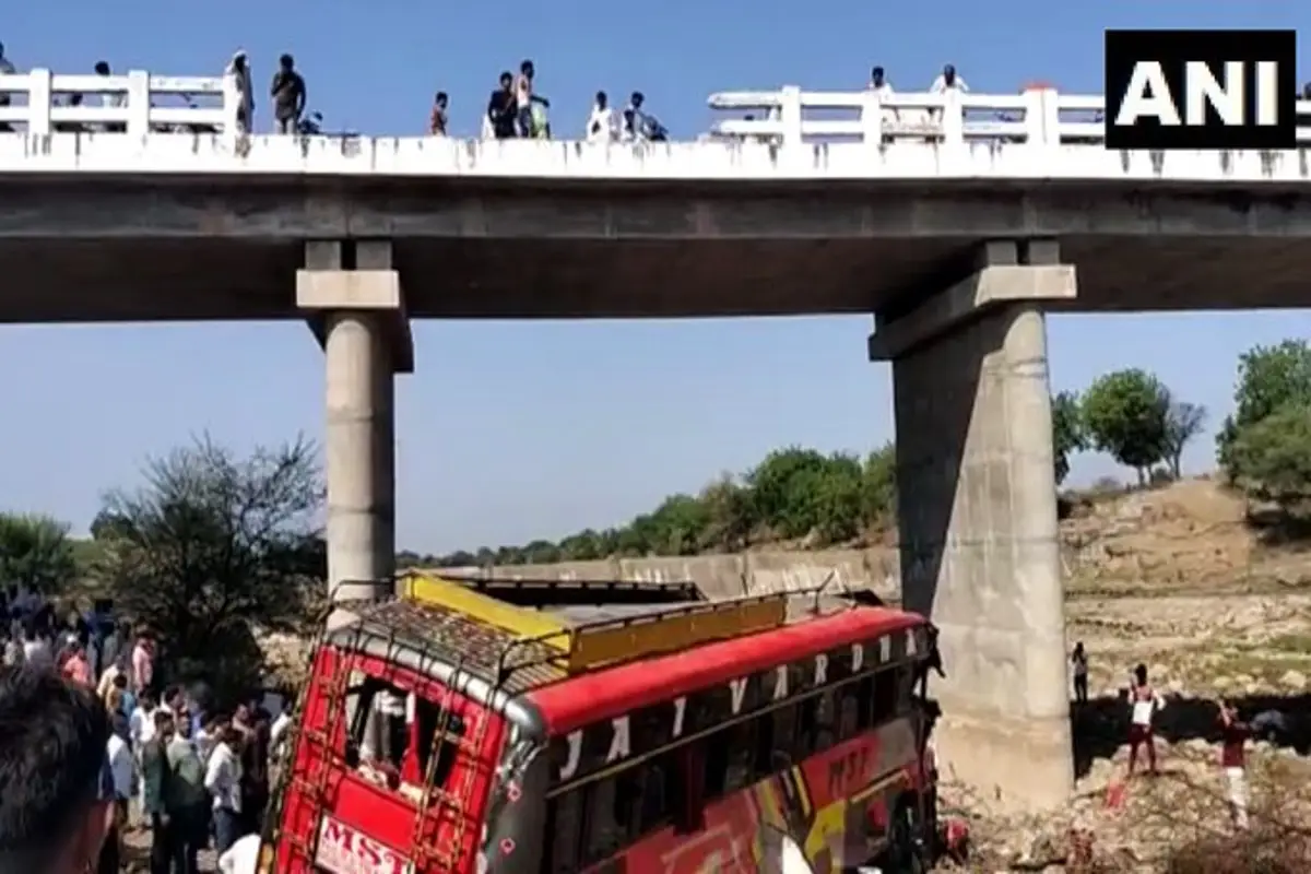 Khargone Bus Accident: मध्य प्रदेश के खरगोन में 50 फीट ऊंचे पुल से नदी में गिरी बस, 22 की मौत