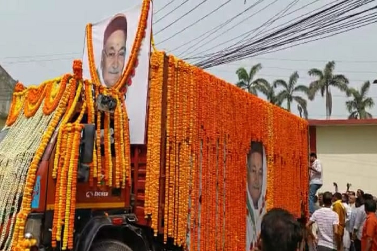 Gorakhpur: पूर्वांचल के कद्दावर नेता पंडित हरिशंकर तिवारी को अंतिम विदाई देने के लिए उमड़ी सैकड़ों की भीड़, पूर्व मंत्री ब्रह्मा शंकर तिवारी ने भी दी श्रद्धांजलि
