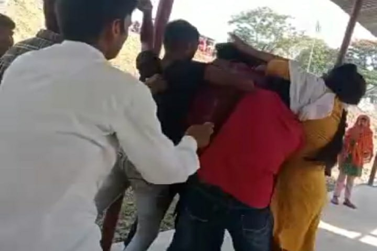 Sultanpur: सुल्तानपुर में मां-बेटे की पिटाई का वीडियो वायरल, नवीन बाधमंडी में माल रखने को लेकर हुआ विवाद, महिला ने बदमाशों को बुलाकर पिटवाया