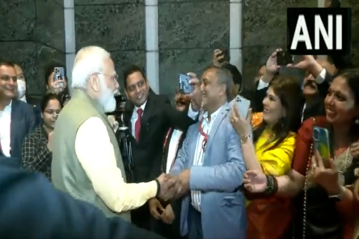 PM मोदी ने हिरोशिमा में भारतीय समुदाय के लोगों से की मुलाकात, हाथ में तिरंगा लिए बच्ची को भी दुलारा