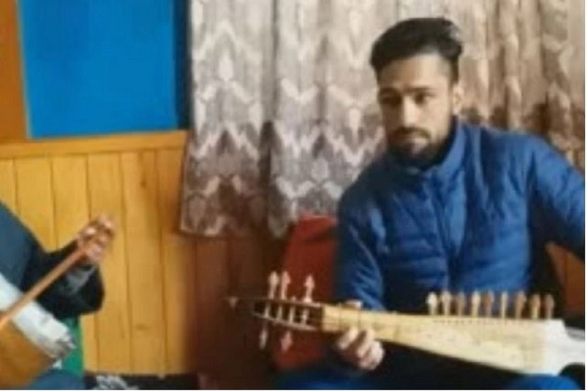 कश्मीर की लोक धुनों को संजोता एक युवा तालिब हमीद