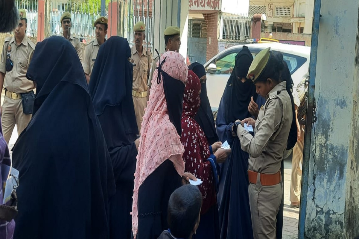 UP Nikay Chunav-2023: आजमगढ़ और मऊ में पकड़े गए फर्जी वोटर, लोनी में महिलाओं से अभद्रता का मामला आया सामने, पुलिस ने फटकारा