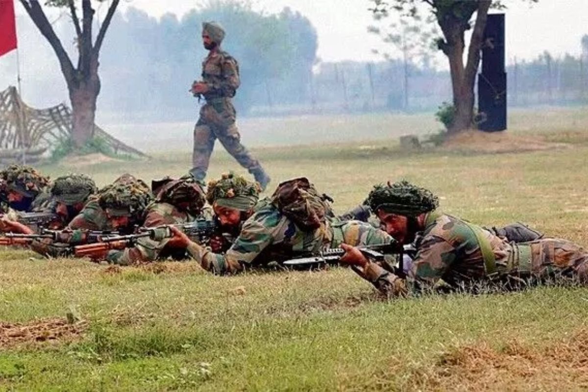 Punjab News ( अभ्यास करते हुए सेना के जवान)