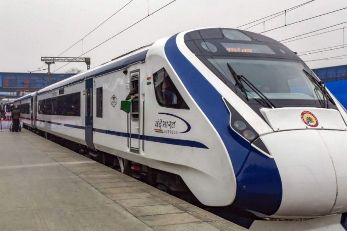 Indian Railways: वंदे भारत में सफर करने वालों के लिए खुशखबरी, किराया 25 प्रतिशत तक हो सकता है कम!