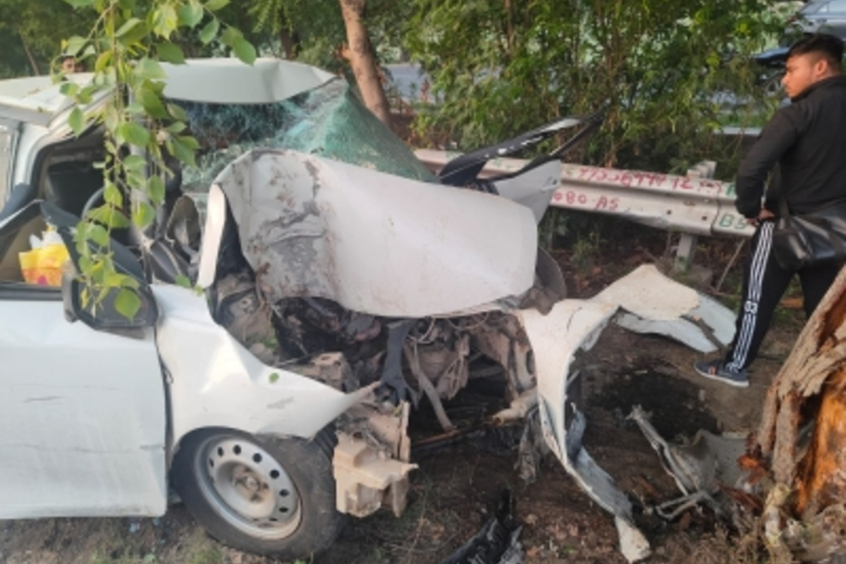 ग्रेटर नोएडा एक्सप्रेसवे पर गाड़ी पेड़ से टकराई, माता, पिता और 3 महीने के बच्चे की मौत