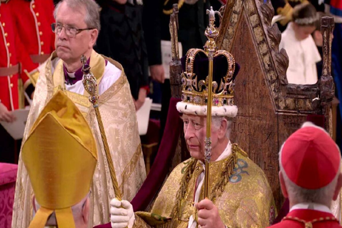 King Charles III Coronation: किंग चार्ल्स की भव्य ताजपोशी, राज्याभिषेक में दुनियाभर के 2000 से अधिक मेहमान हुए शामिल