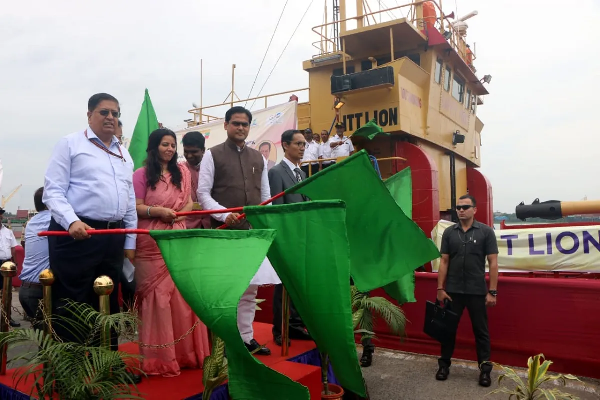 कोलकाता पोर्ट से म्यांमार के सितवे बंदरगाह के लिए कार्गो शिप को केंद्रीय मंत्री शांतनु ठाकुर ने दिखाई हरी झंडी