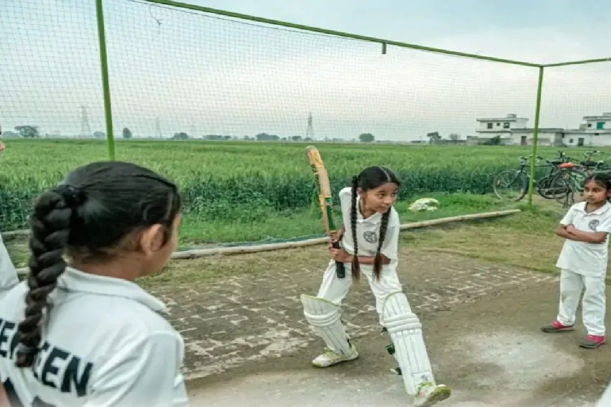 पंजाब के गांवों में लड़कियों पर छाया क्रिकेट का जुनून, मां-बाप दिला रहे कोचिंग, किसान ने अपने खेत को बाना डाला ट्रेनिंग सेंटर