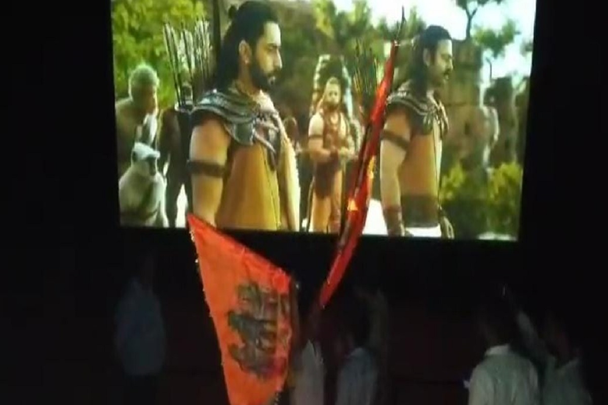 Adipurush Row: अयोध्या में ‘आदिपुरुष’ पर हुआ बवाल, श्रीराम सेना ने थियेटर के अंदर रुकवाई फिल्म, दर्शकों को निकाला बाहर