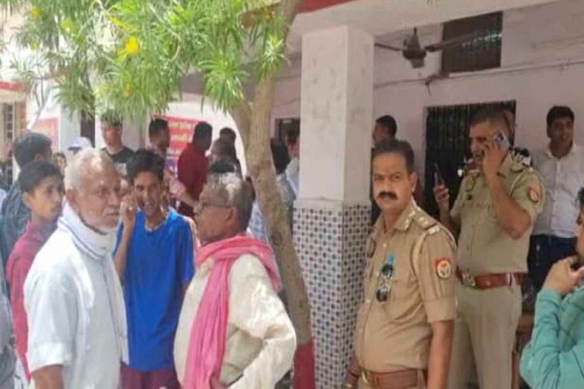 Agra: मंदिर जा रही युवती से छेड़छाड़ के बाद मोहल्ले वालों ने किया थाने का घेराव, दूसरे समुदाय के आरोपी युवक की गिरफ्तारी की मांग पर अड़े